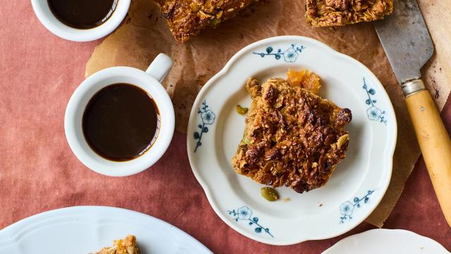 Müsliriegel mit Aprikosen, Pistazien und Tahini : Proviant für warme Tage