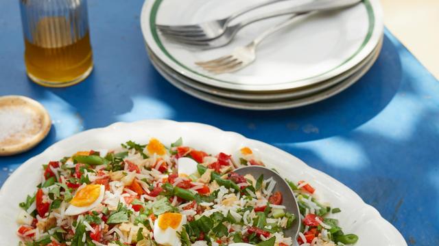 Reissalat mit roter Paprika, Sellerie, Kräutern und Ei: Die Kunst der richtigen Temperatur
