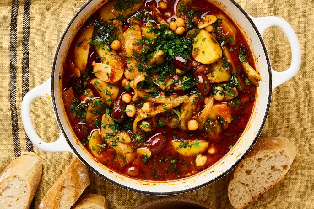  Bringt mich nach Griechenland! Meera Sodhas Fenchel-Kartoffel-Eintopf mit Artischocken und Oliven