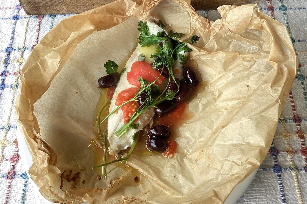 Fisch aus dem Ofen mit Tomaten, Oliven und Kapern