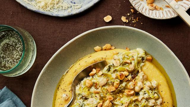 (+) Lauch mit Bohnen, Polenta und Haselnüssen: Wenigstens der Lauch schmilzt