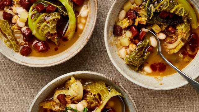 (+) Rauchige Bohnen-Kohl-Suppe: Die Definition von deftig