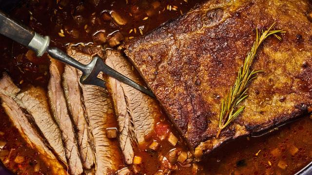 (+) Rinderbrust in Tomaten-Rotwein-Soße: Es muss nicht immer Gans sein