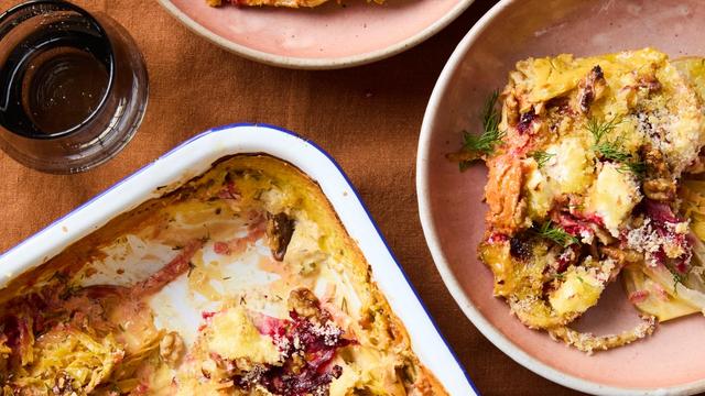 (+) Rote-Bete-Sellerie-Gratin mit Ziegenkäse und Walnüssen: Ein Blitzgratin für jede Gelegenheit