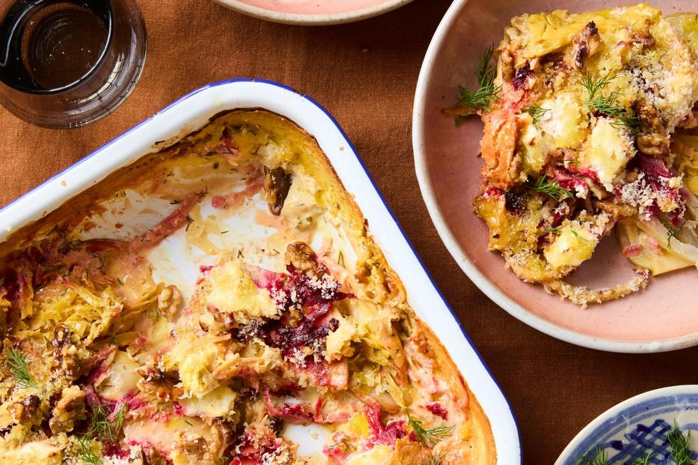 Rote-Bete-Sellerie-Gratin mit Ziegenkäse und Walnüssen: Dank Roter Bete hat dieses Gratin, was dem Gericht sonst meist fehlt: Farbe!