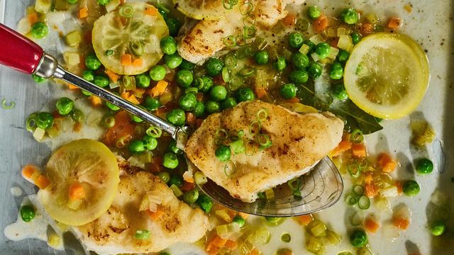 (+) Seeteufel mit Zitrone und Erbsen: Wenn man vom Seeteufel spricht