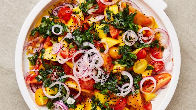 Sommertomaten mit Miso-Mango-Dressing: Tomatensalat auf Ottolenghi-Art