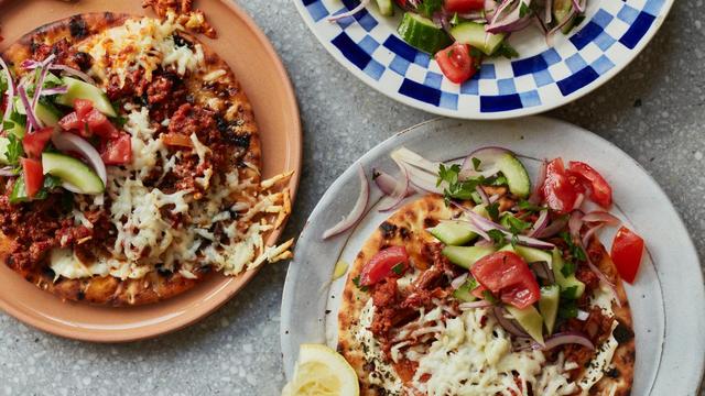 (+) Lamm-Halloumi-Fladenbrot mit Salat : Voll belegt ist halb gewonnen