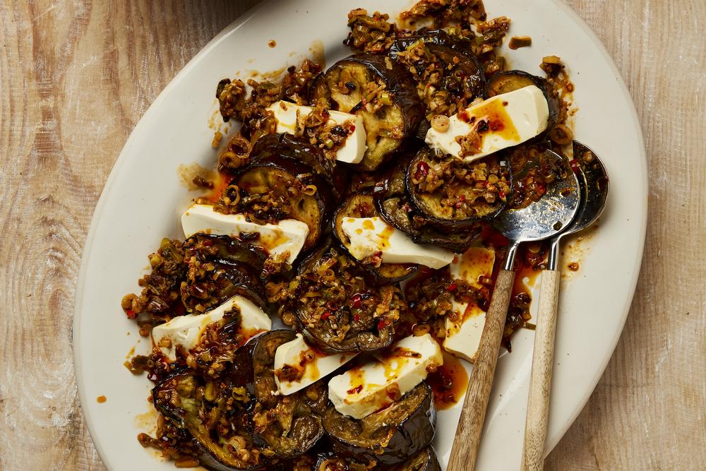 Auberginen und Seidentofu mit Tahini und Chiliöl: Die Texturen sind ein Genuss: Aubergine und Seidentofu mit Tahini und knusprigen Chili-Frühlingszwiebeln.