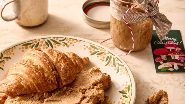 (+) Croissantbutter: Wenn das Hörnchen sich ins Glas verdrückt
