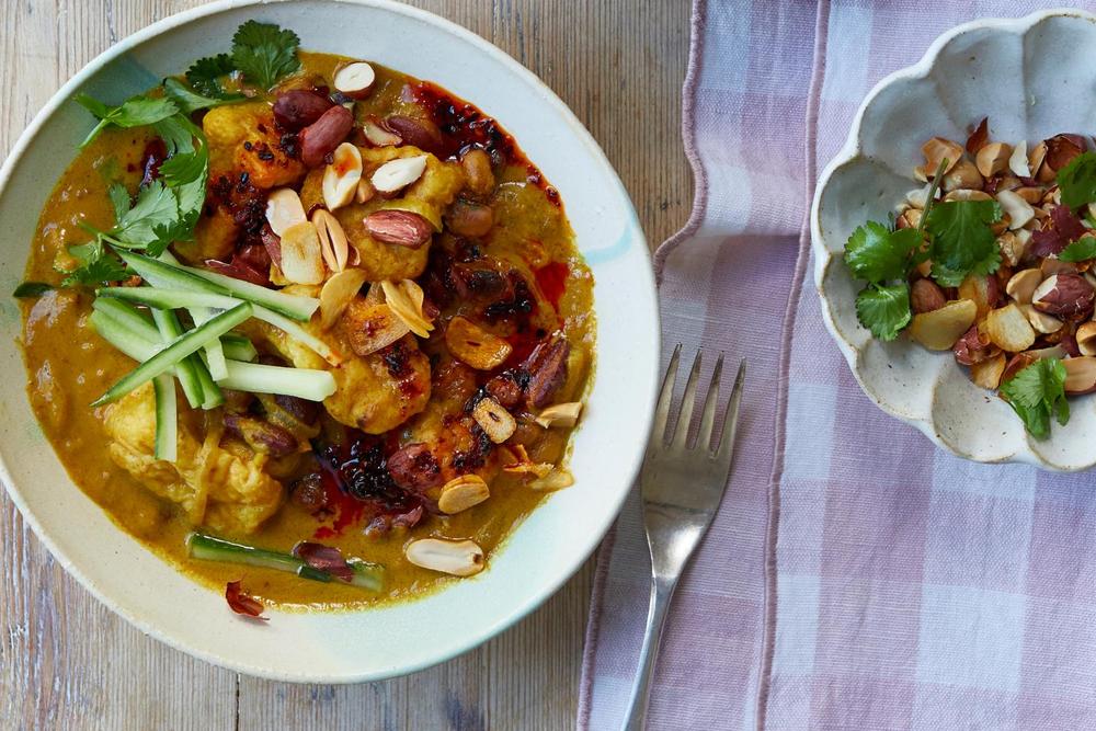 Erdnuss-Bohnen-Eintopf mit Tofu und geröstetem Knoblauch: Wohltuend gut: Tamal Rays Erdnuss-Bohnen-Eintopf mit Tofu und geröstetem Knoblauch