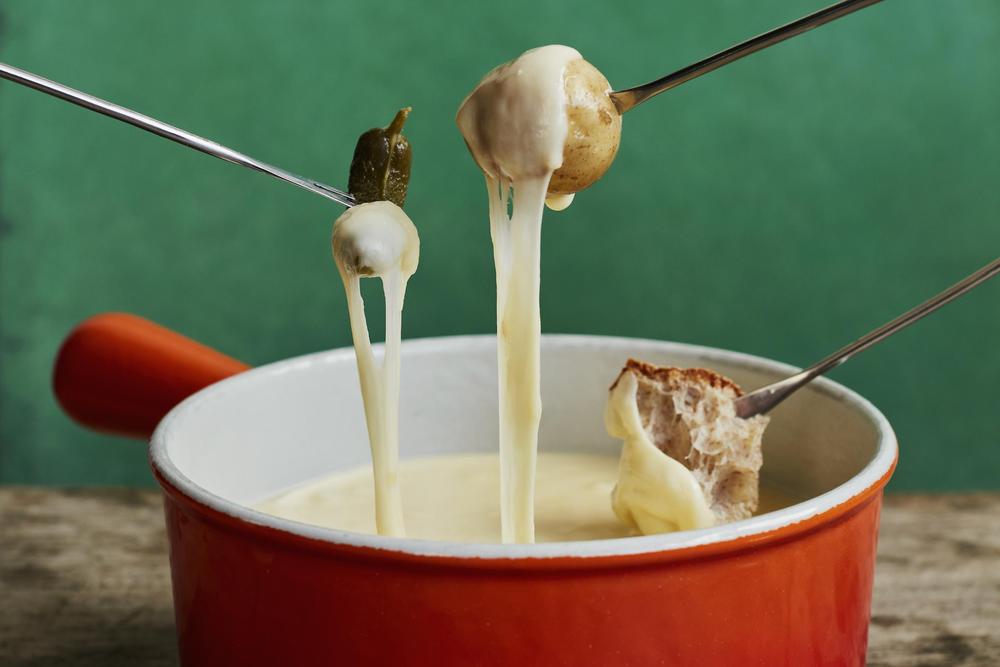 Käsefondue: Ziehen Sie die Fäden mit Felicity Cloakes Käsefondue.