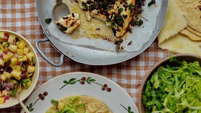 (+) Feta-Tacos mit Zwiebeln und Ananassalsa: Früher war mehr Limette