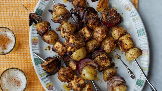 Paneer- Kartoffel-Spieße mit Limetten-Minz-Dressing : Diese Spieße sind nicht spießig
