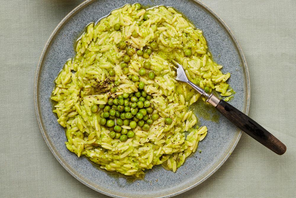 Orzo mit eingelegten Erbsen: Für ein Peazotto braucht es natürlich zwei Hauptzutatten: Erbsen (auf Englisch: Peas) und Risotto, oder in diesem Fall Orzo.