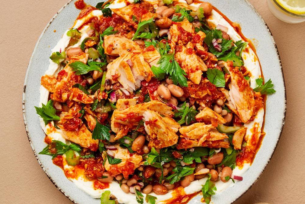 Pikanter Bohnensalat mit Thunfisch und Ricotta: Yotam Ottolenghis marinierter Bohnensalat auf Ricotta mit Harissa und Thunfisch