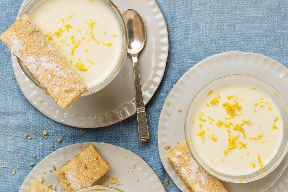 Zitronenmousse mit Fenchelsamen-Mürbegebäck: Zitronenmousse, die zum (Shortbread-)Dippen einlädt!