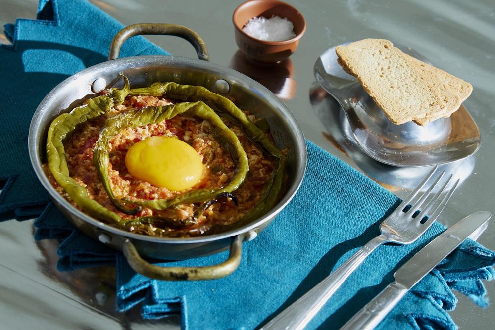 Menemen: Menemen serviert man am besten mit knusprigem Brot oder Pita.