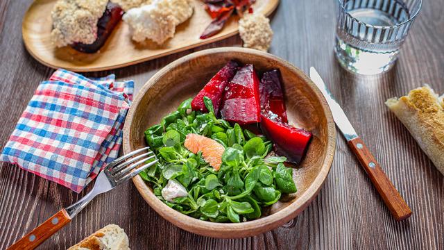 (+) Rote Bete im Salzmantel: Ein Gericht für faule Angeber 