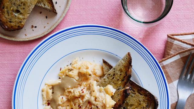 Scrambled eggs with sesame and za'atar: A heartwarming, quick dish