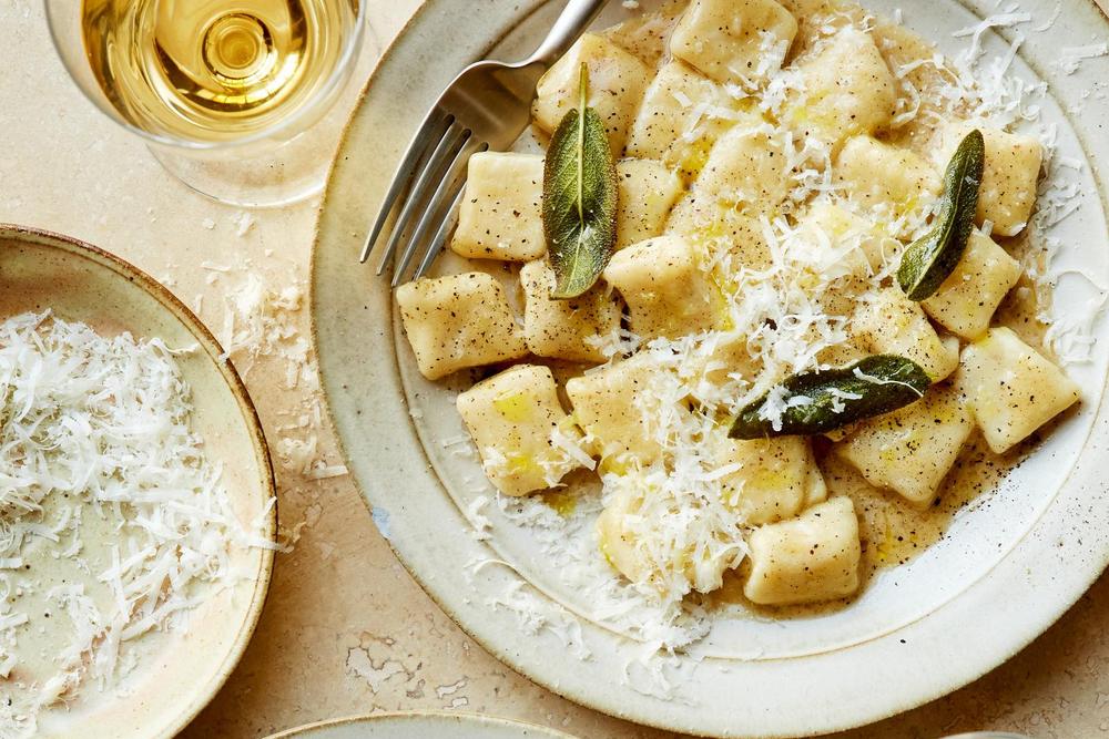 Salbei-Parmesan-Gnocchi: Gekaufte, vakuumverpackte Gnocchi sind schwer und fest, selbst gemachte hingegen luftig und fluffig. Eine Butter-Salbei-Soße bringt sie zum Glänzen.