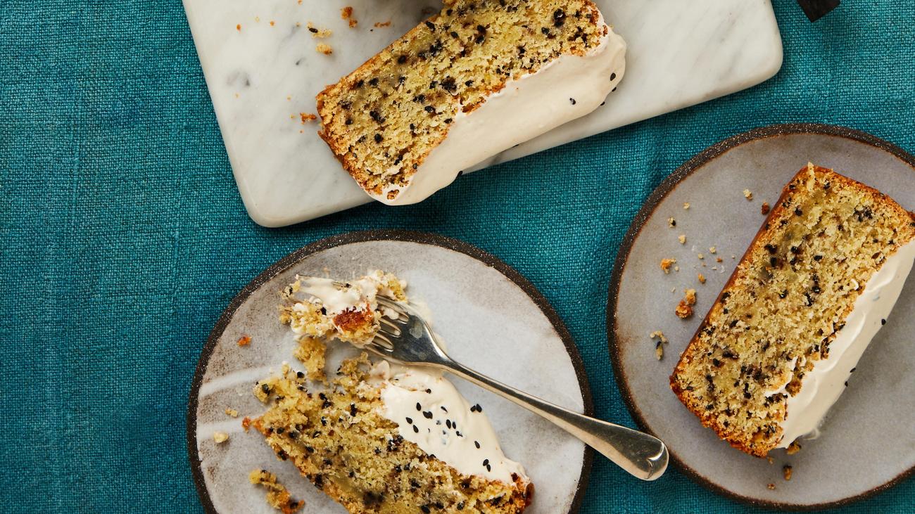 Veganer Zitronen-Sesam-Kuchen: Wie ein Sonnenstrahl durchs Grau
