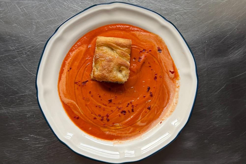 Tomatensuppe: Diese Tomatensuppe gelingt selbst an Sonntagen, an denen kaum etwas im Vorratsschrank übrig ist.