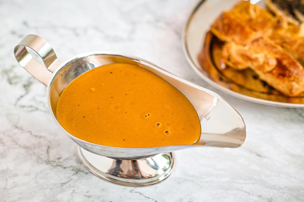 Vegan gravy: Vegan gravy also goes well with meat.