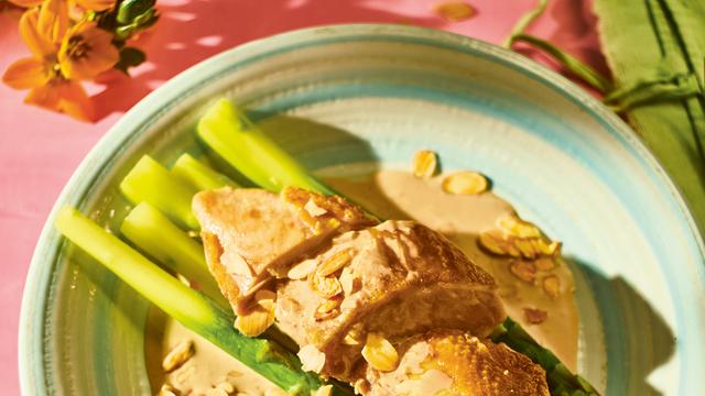 Poulardenbrust mit grünem Spargel: Spargel mit breiter Brust