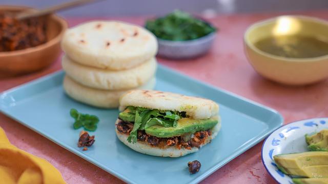 (+) Arepas mit Avocado- und Bohnenfüllung: Lieber Arepas statt Sorgen machen 
