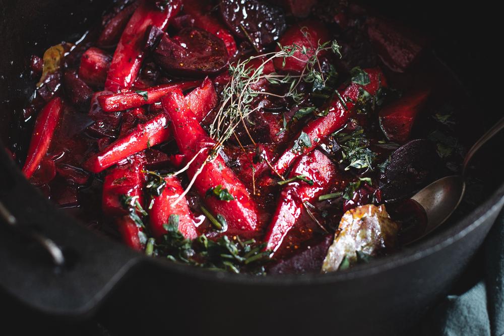 Geschmorte Winterwurzeln: Die Pilze und die erdigen Winterwurzeln im Eintopf liefern Umami, Zimt rundet das Ganze geschmacklich ab.