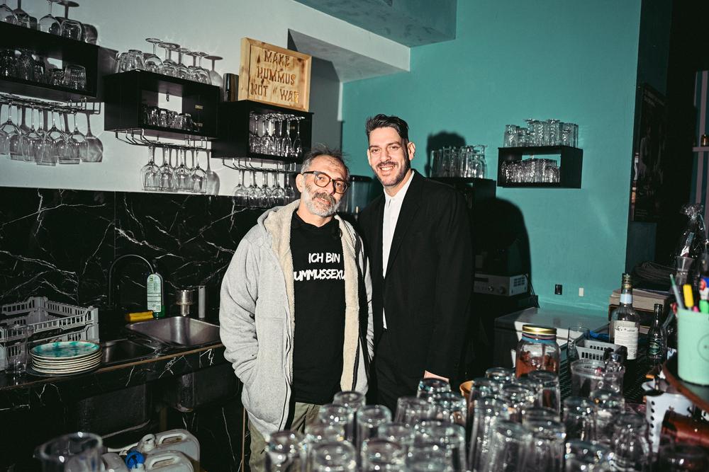 Israelisch-Palästinensisches Restaurant: Jalil Dabit (links) und Oz Ben David hinter der Bar ihres Berliner Restaurants Kanaan, das im März schließen wird
