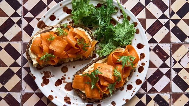 (+) Karottenlachs-Sandwich: Eine Nebendarstellerin rückt in die Tellermitte