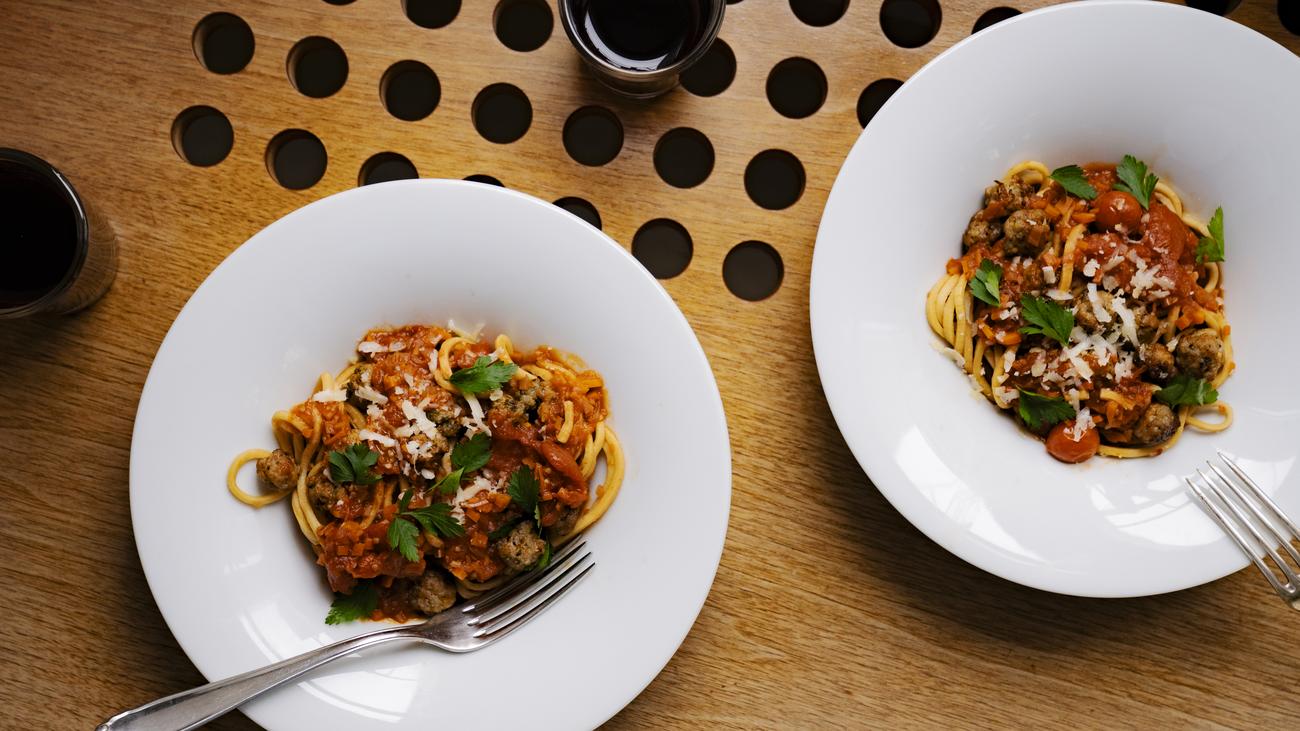 Pasta alla chitarra: Zwei-Zutaten-Nudeln mit Fleischbällchen