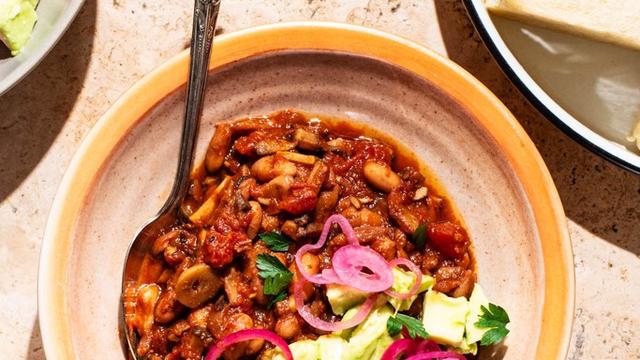 (+) Veganes Chili con Carne: Daran löffeln Sie noch tagelang