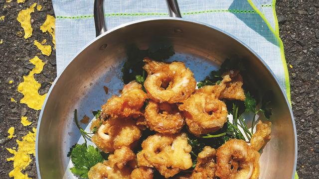 (+) Frittierte Calamari mit Walnuss-Tarator: Olympische Ringe, aber zum Reinbeißen