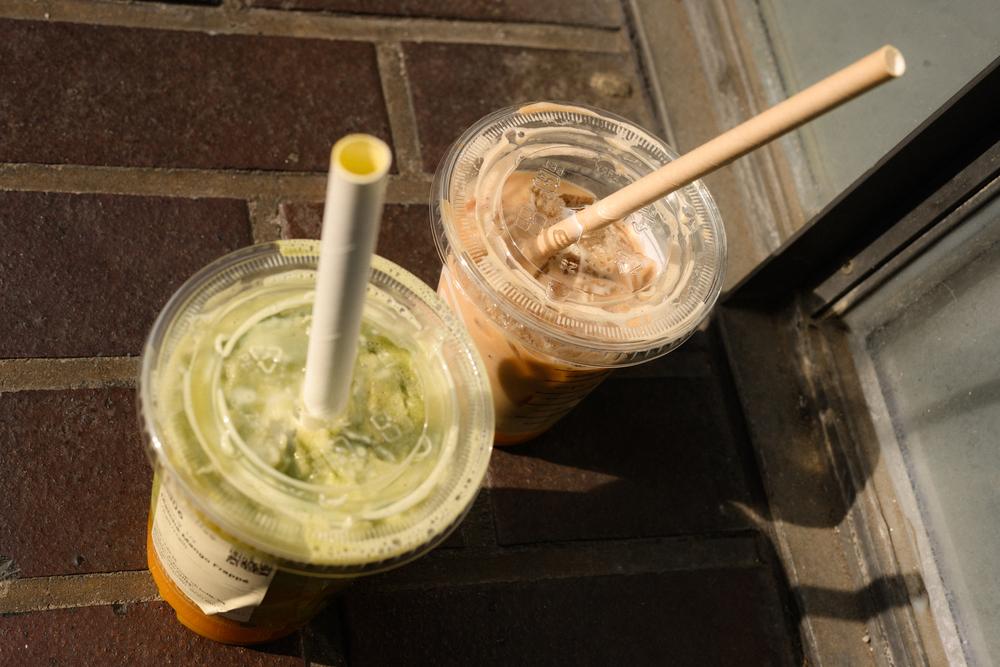 Cotti Coffee: Kaum zu unterscheiden von den Wegwerfbechern der Konkurrenz – aber oft billiger: Kaffeekaltgetränke von Cotti Coffee.