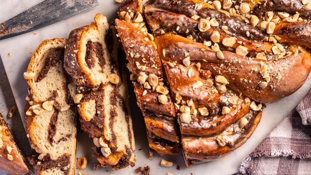 (+) Nussstriezel: Hier darf sich jeder eine Scheibe von abschneiden