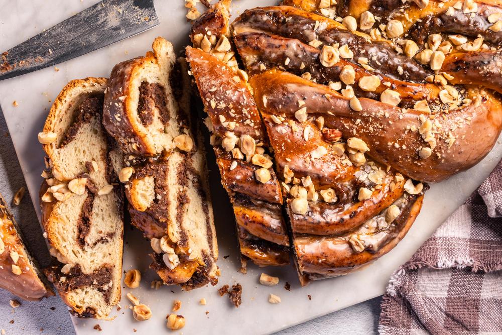 Nussstriezel: Nussstriezel mit gemahlenen Haselnüssen