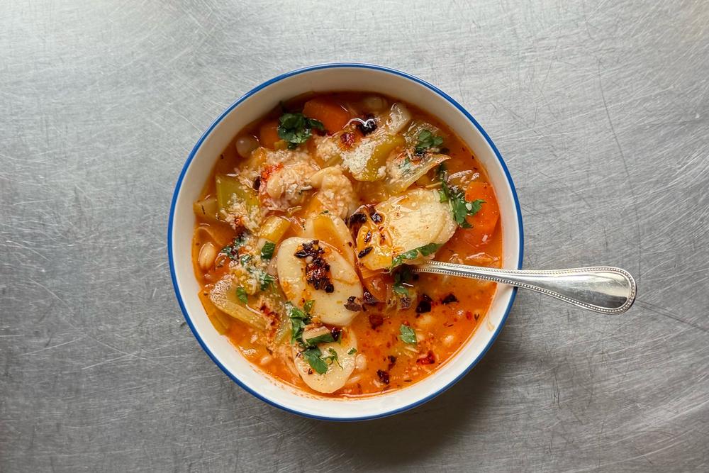 Tteok-Minestrone: Mit Reisküchlein statt Nudeln: eine koreanisch inspirierte Variante der Minestrone