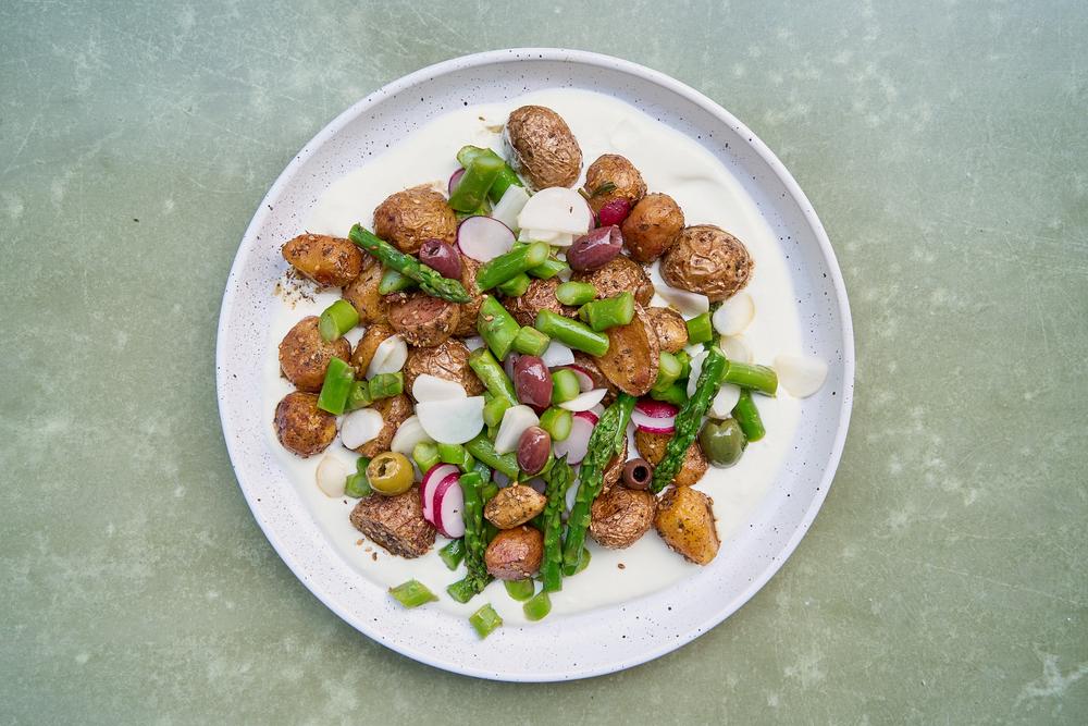 Za’atar-Kartoffeln mit Feta-Labneh: Das könnte fast ein Sommergericht sein: Za’atar-Kartoffeln mit Feta-Labneh und Spargel-Salat