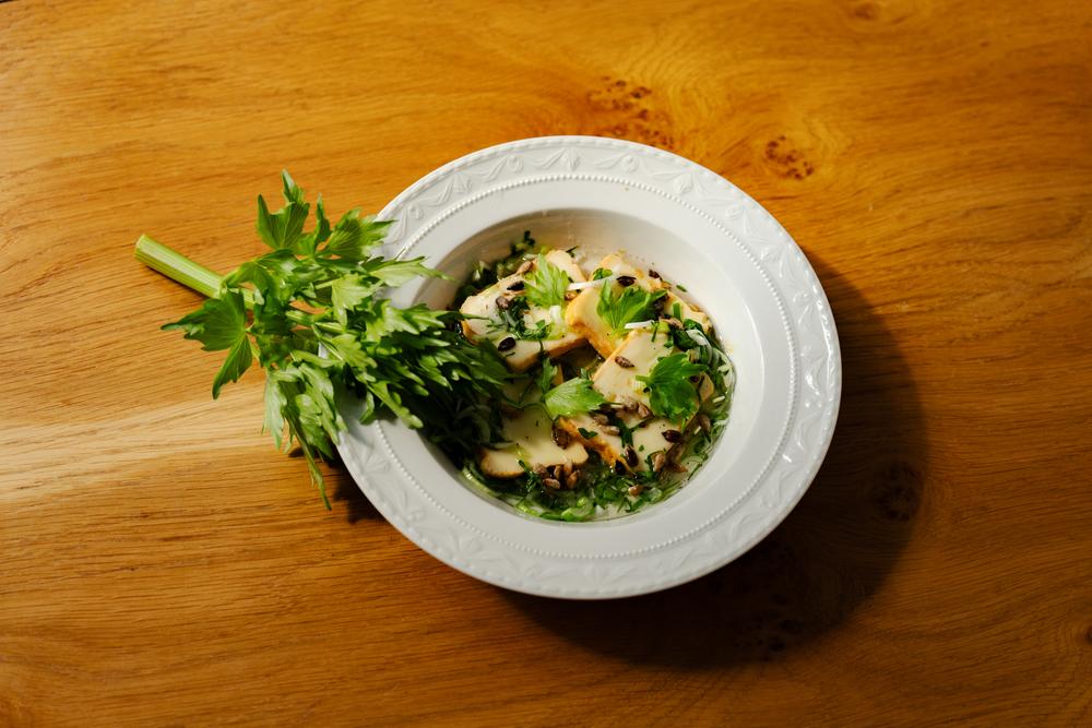 Käse mit Liebstöckel: Liebstöckel hat einen intensiven Geschmack – perfekt zu kräftigem Käse.