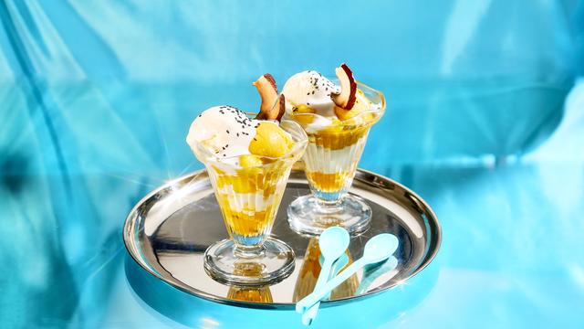 (+) Kokos-Mango-Eisbecher mit Passionsfrucht: Der Sommer kann kommen