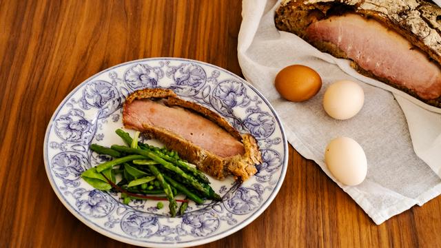 Osterschinken in Brotteig: Den Teig holten wir jedes Jahr in einem kleinen Eimer vom Dorfbäcker