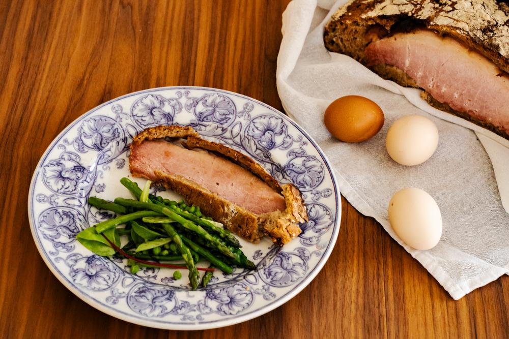 Osterschinken in Brotteig: Der Osterschinken im Brotteig hat eine lange Tradition – diesen dürfen natürlich nicht nur Katholiken essen!