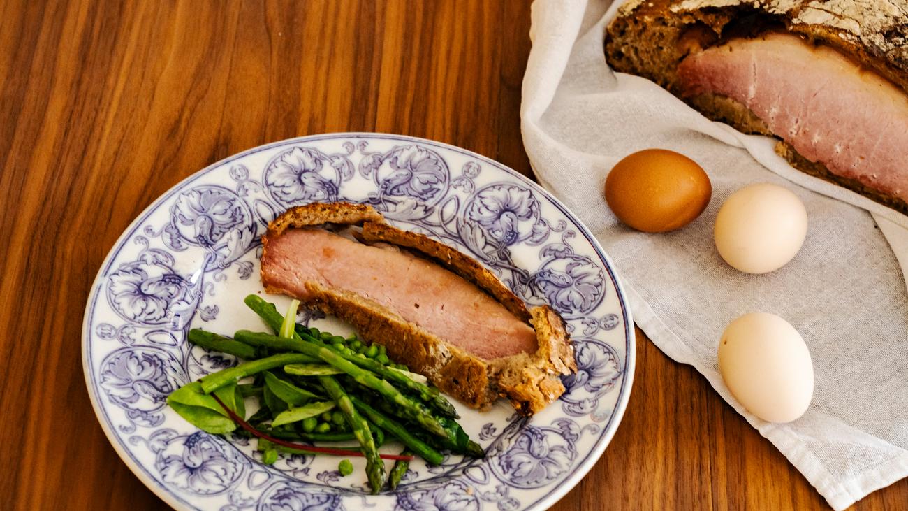 Osterschinken in Brotteig: Den Teig holten wir jedes Jahr in einem kleinen Eimer vom Dorfbäcker