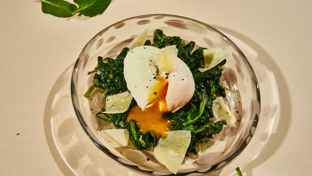 Pochiertes Ei mit Blattspinat: Extraweiches Herz für diese Eierspeise