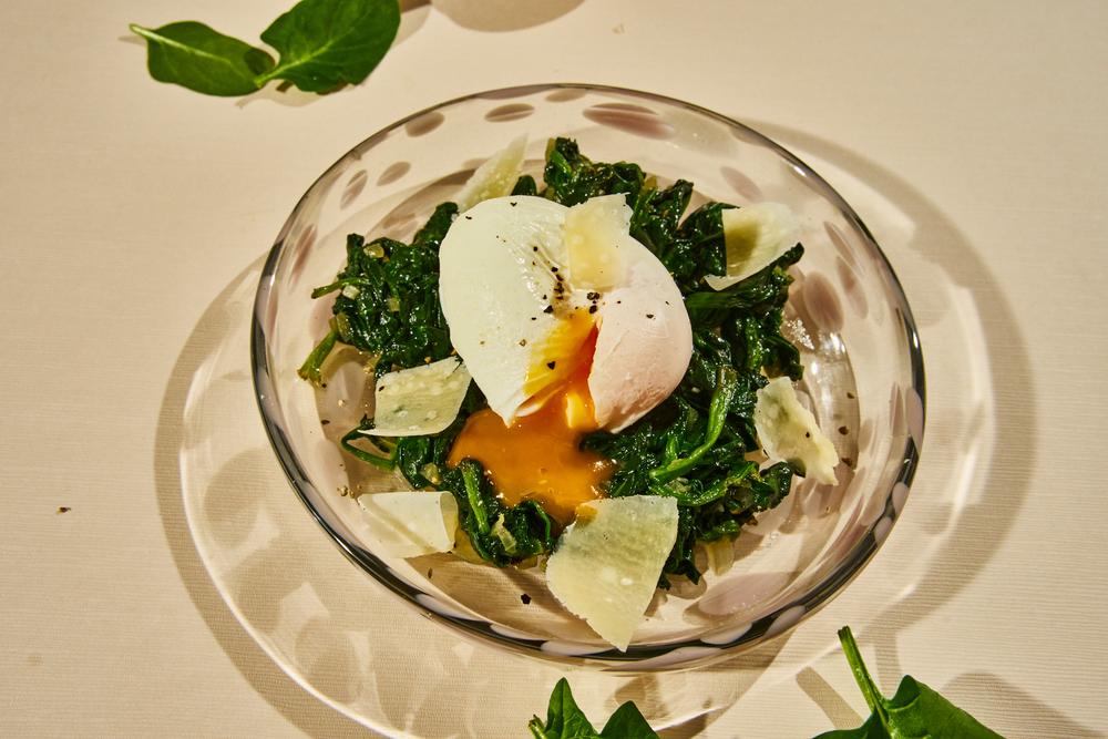 Poached egg with leaf spinach: Extra soft heart for this egg dish