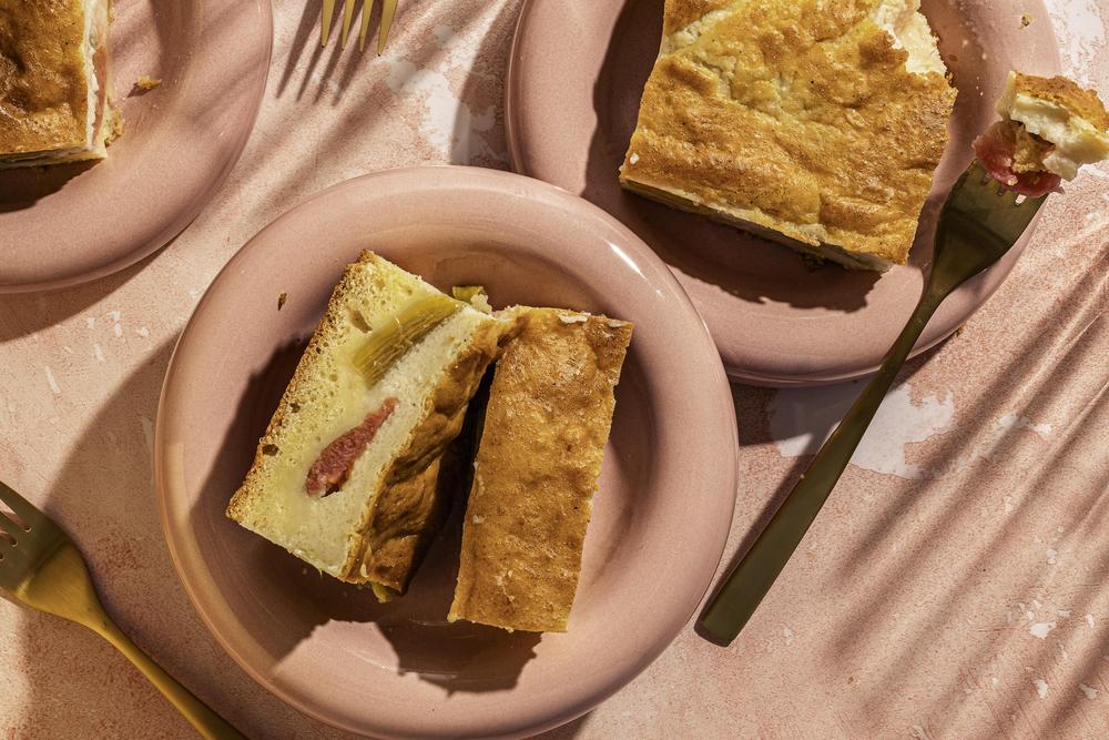 Rhabarberkuchen mit Grieß: Rhabarberkuchen vom Blech mit saftiger Grieß-Haube