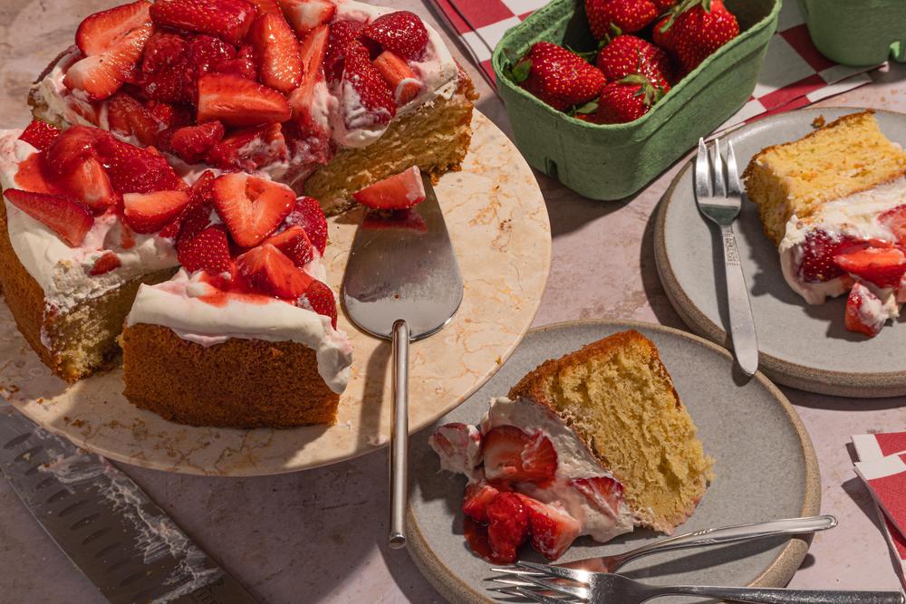 Chiffon Cake mit Erdbeeren: Luftiger Kuchen mit geschmeidigem Hut: das ist der japanische Chiffon Cake mit Erdbeeren und Joghurtcreme.